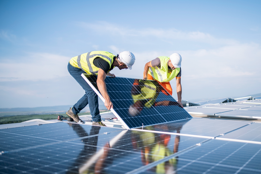 Vyrai montuoja saulės elektrines